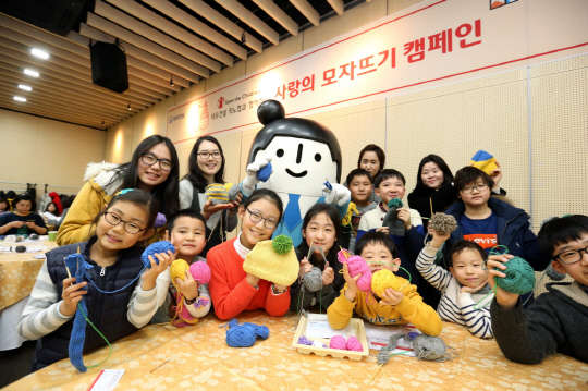 대우건설은 임직원 가족이 참여하는 '사랑의 모자뜨기 캠페인'을 개최했다고 21일 밝혔다. 이날 완성된 털모자는 국제아동권리기관인 세이브더칠드런을 통해 저체온증 위험지역에 사는 아프리카, 아시아 신생아들에게 전달된다. 행사에 참여한 대우건설 임직원 자녀들이 기념촬영을 하고 있다.   대우건설 제공.